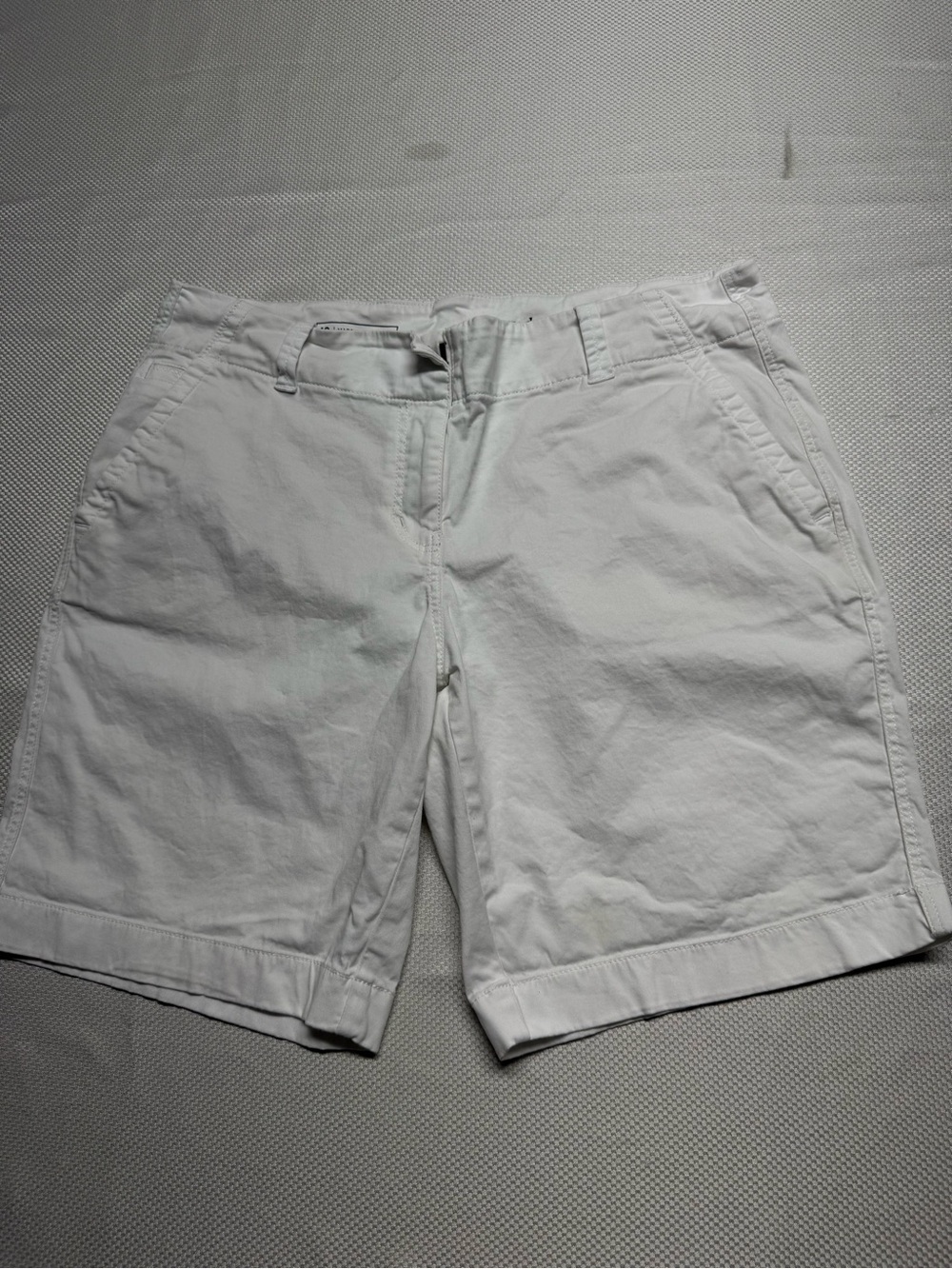 Vineyard Vines White Cotton Shorts with Khaki Pocket Lining